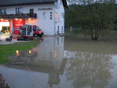 Tudi gasilski dom je bil v nevarnosti pred poplavo